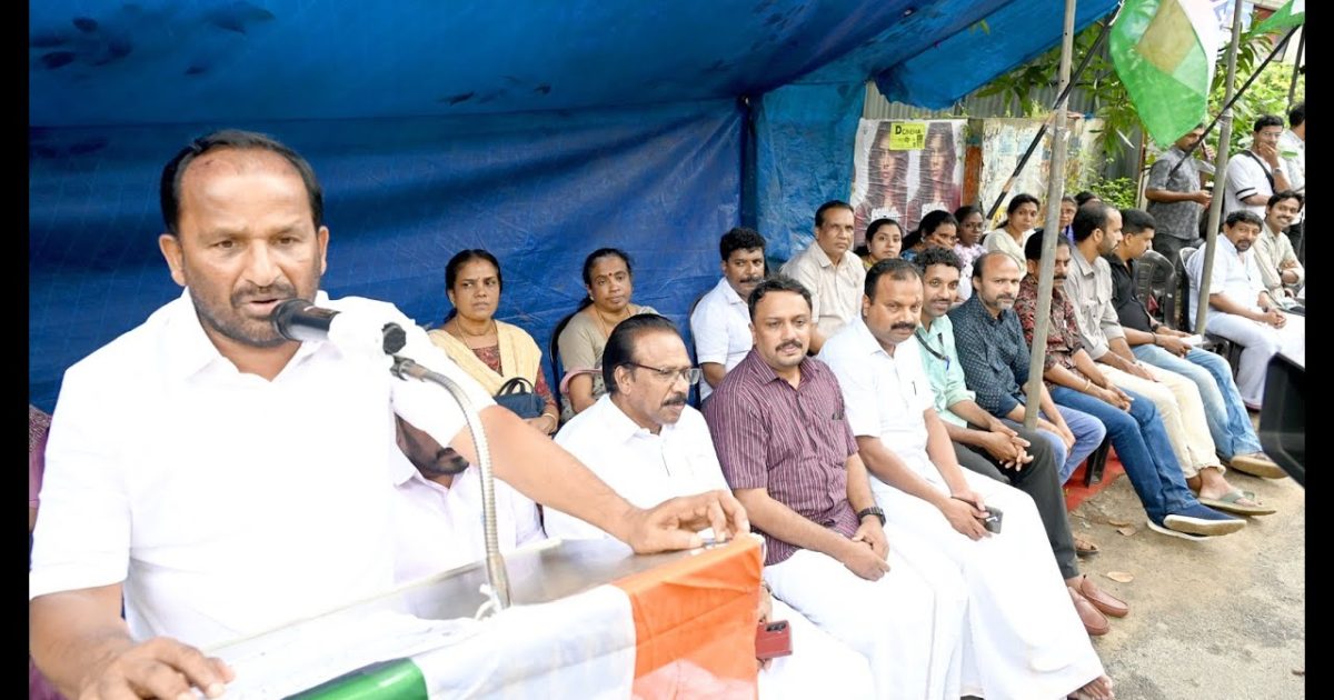 കേന്ദ്ര സംസ്ഥാന സർക്കാറുകൾ സഹകരണ മേഖലയെ കൊള്ളയിക്കുന്നുവെന്ന് ടി എൻ പ്രതാപൻ