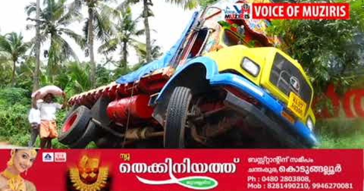 കേബിൾ കുഴിയിൽ ലോറി മറിഞ്ഞു