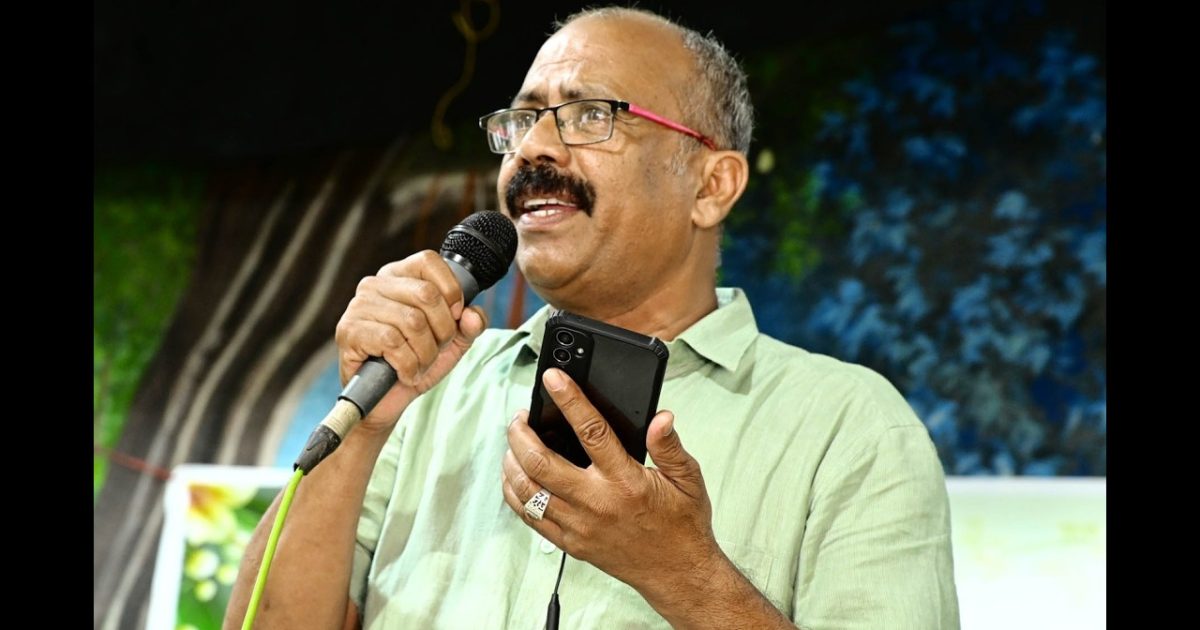 കൊടുങ്ങല്ലുരിൽ പൂർവ്വ വിദ്യാർത്ഥി സംഗമത്തിൽ പാട്ടുപാടികൊണ്ടിരിക്കെ കുഴഞ്ഞുവീണു മരിച്ചു
