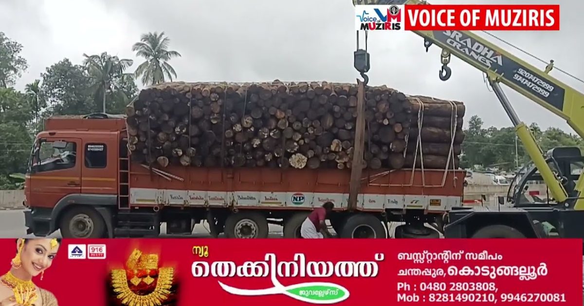 കൊടുങ്ങല്ലൂരിലെ കോട്ടപ്പുറത്ത് ഭാരം കയറ്റിവന്ന ലോറി കുഴിയിൽ വീണ് ചരിഞ്ഞു