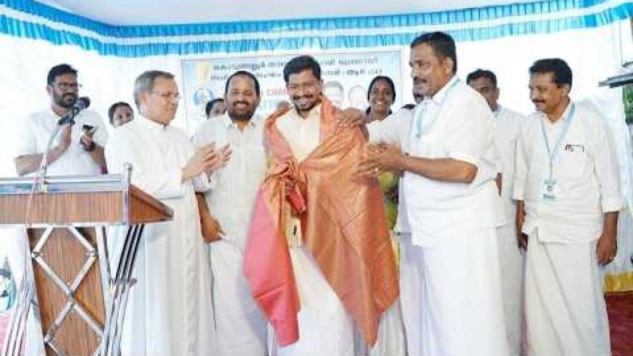 കൊടുങ്ങല്ലൂരിൽ ഉമ്മൻ ചാണ്ടി എഡ്യുക്കേഷണൽ എക്സ് ലെൻസി അവാർഡുകൾ വിതരണം ചെയ്തു