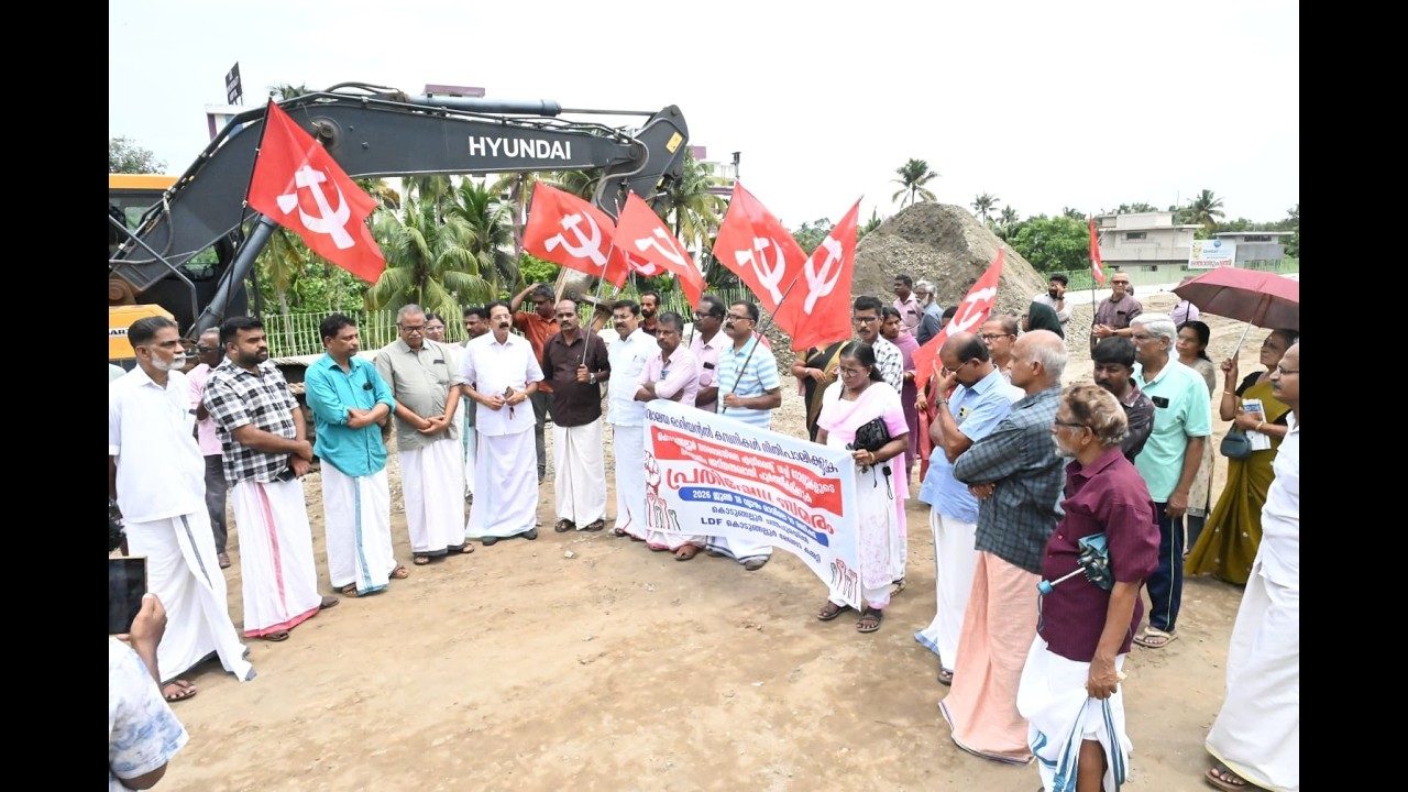 കൊടുങ്ങല്ലൂരിൽ കരാർ ലംഘനം നടത്തിയ ശിവാലയ കമ്പനിക്കെതിരെയുള്ള നടത്തുന്ന രാപ്പകൽ സമരത്തിന്റെ ഭാഗമായി ഇന്ന് എൽഡിഎഫ് ദേശിയ പാത നിർമാണം തടഞ്ഞു.