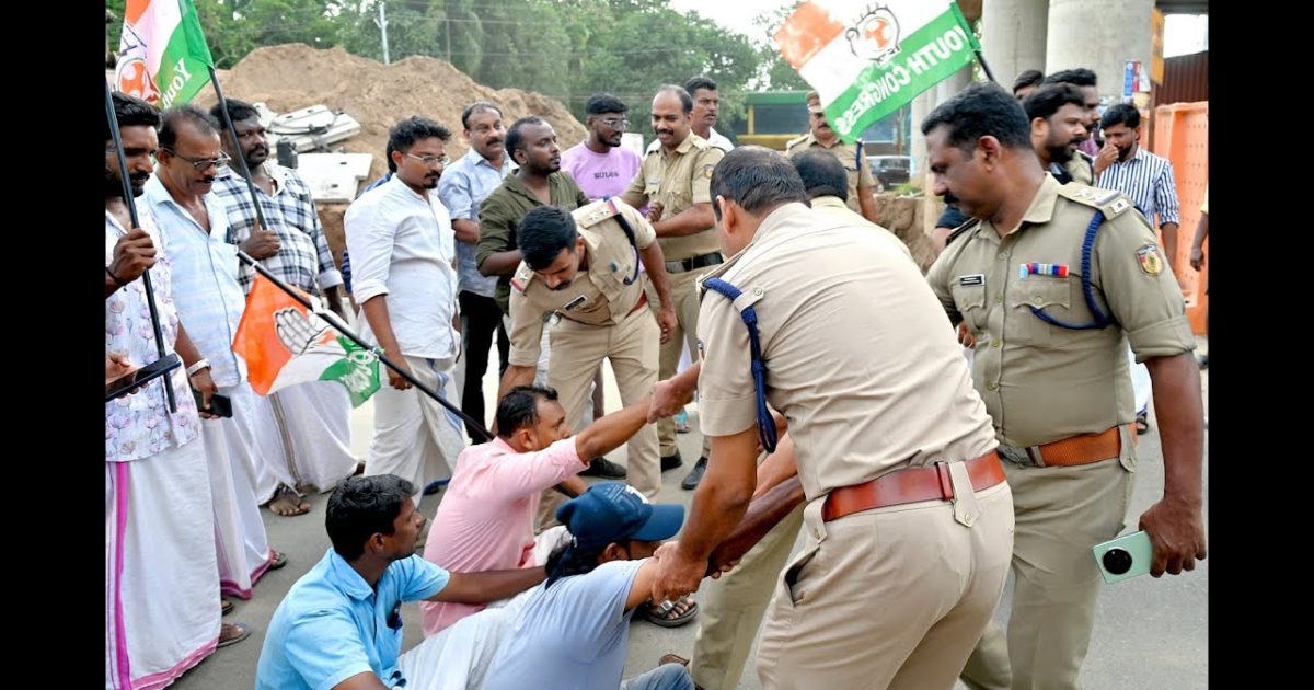 കൊടുങ്ങല്ലൂരിൽ ദേശീയപാത നിർമ്മാണത്തിനിടെ സർവ്വീസ് റോഡ് ഇടിഞ്ഞു വീണു:യൂത്ത് കോൺഗ്രസ് റോഡ് തടഞ്ഞു പ്രധിഷേധം,പ്രവർത്തകരെ പോലീസ് അറസ്റ്റ് ചെയ്തു നീക്കി
