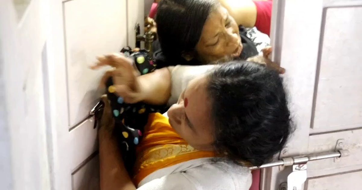 കൊടുങ്ങല്ലൂരിൽ നഗരസഭാ യോഗത്തിനിടെ പ്രതിപക്ഷ ബഹളം, നഗരസഭാ ചെയർപേഴ്സനെ തടഞ്ഞു, വനിതാ കൗൺസിലർമാരെ കൈയ്യേറ്റം ചെയ്തതായി പരാതി.