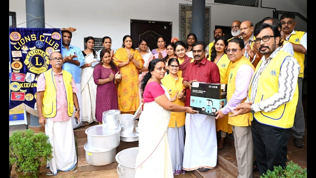കൊടുങ്ങല്ലൂർ കോതപറമ്പിൽ ആല വാസുദേവവിലാസം യു പി സ്കൂളിന് കൊടുങ്ങല്ലൂർ ലയൺസ് ക്ലബ്ബിന്റെയും , ലക്ഷ്മി ജ്വല്ലറിയുടെയും കൈത്താങ്ങ്