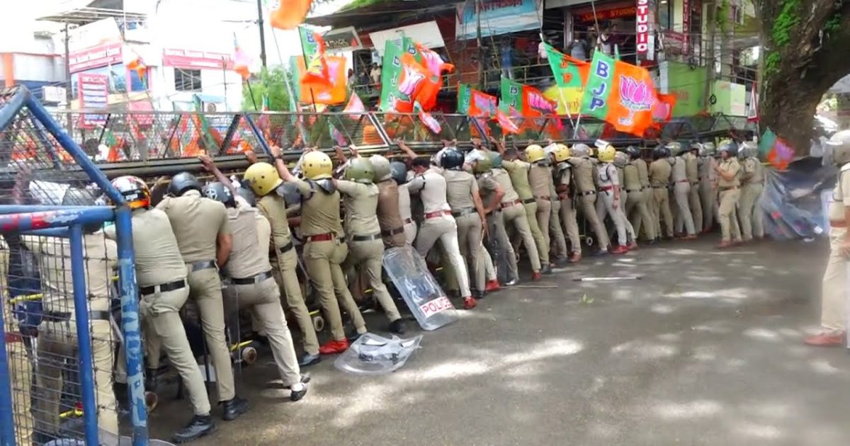 കൊടുങ്ങല്ലൂർ നഗരസഭയിലെ വികസന മുരടിപ്പിൽ പ്രതിഷേധിച്ച് ബി.ജെ.പി നടത്തിയ നഗരസഭാ ഓഫീസ് മാർച്ചിൽ പ്രവർത്തകരും പൊലീസും തമ്മിൽ ബലപ്രയോഗം