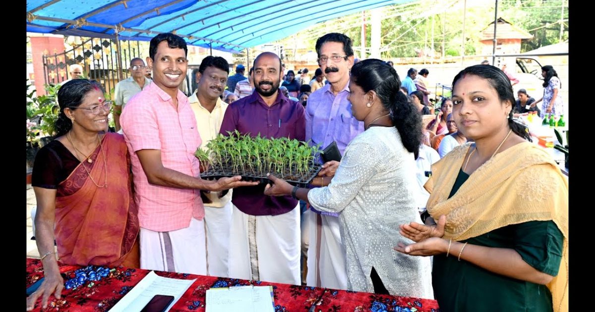 കൊടുങ്ങല്ലൂർ നഗരസഭയുടെയും കൃഷി ഭവന്റെയും ആഭിമുഖ്യത്തിൽ ഞാറ്റുവേല ചന്ത കുഞ്ഞിക്കുട്ടൻ തമ്പുരാൻ സ്മാരകം ചത്വരത്തിൽ ആരംഭിച്ചു