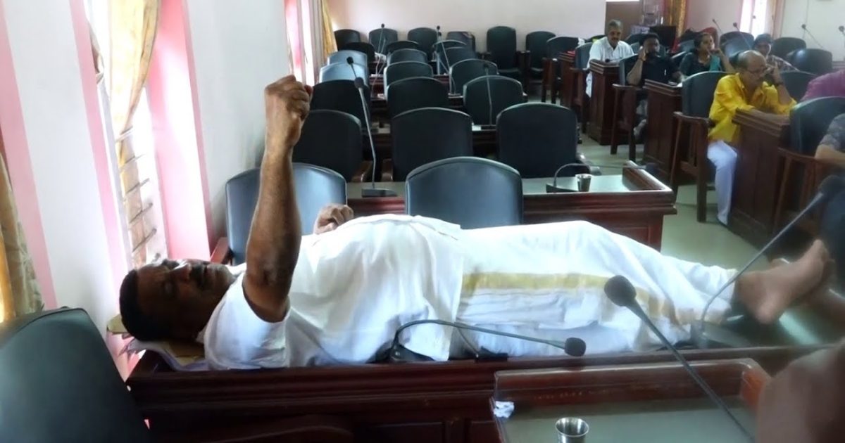 കൊടുങ്ങല്ലൂർ നഗരസഭാ യോഗത്തിൽ ബി.ജെ.പിയുടെ തുടർപ്രതിഷേധം,കിടപ്പ് സമരവുമായി കോൺഗ്രസ് കൗൺസിലർ.