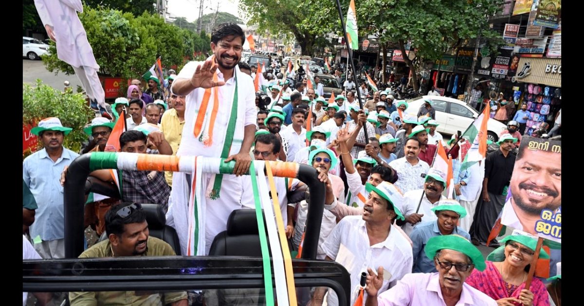 കൊടുങ്ങല്ലൂർ നിയമസഭ മണ്ഡലത്തിലെ നിയുക്ത എം എൽ എ ഒ ജെ ജനീഷിനെ എടുത്തുയർത്തിയും ഹാരമണിയിച്ചും ഉമ്മ വച്ചും സ്നേഹം പങ്കു വച്ചും പ്രവർത്തകരുടെ ആഹ്ലാദപ്രകടനം
