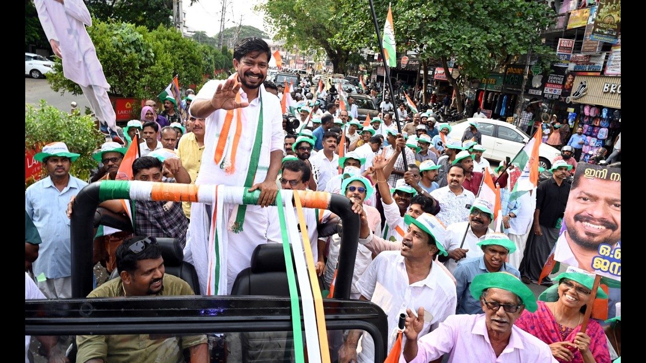 കൊടുങ്ങല്ലൂർ നിയമസഭ മണ്ഡലത്തിലെ നിയുക്ത എം എൽ എ ഒ ജെ ജനീഷിനെ എടുത്തുയർത്തിയും ഹാരമണിയിച്ചും ഉമ്മ വച്ചും സ്നേഹം പങ്കു വച്ചും പ്രവർത്തകരുടെ ആഹ്ലാദപ്രകടനം