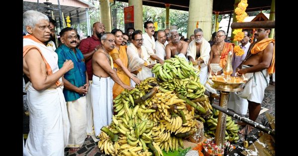 കൊടുങ്ങല്ലൂർ ശ്രീകുരുംബ ഭഗവതി ക്ഷേത്രത്തിലെ കാഴ്ച്ചക്കുല സമർപ്പണവും പുത്തരി നിവേദ്യവും പുത്തരി സദ്യയും ഉത്രാടം നാളിൽ നടന്നു .