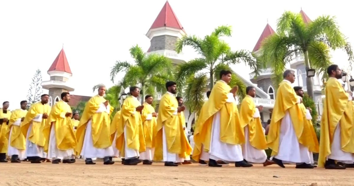 കോട്ടപ്പറം സെന്റ് മൈക്കിൾസ് കത്തീഡ്രലിലെ വിശുദ്ധവാര തിരുക്കർമങ്ങളോടനുബന്ധിച്ചു തൈല പരികർമ പൂജയും രൂപതയിലെ എല്ലാ വൈദികരും ചേർന്നുള്ള ദിവ്യബലിയും നടന്നു.
