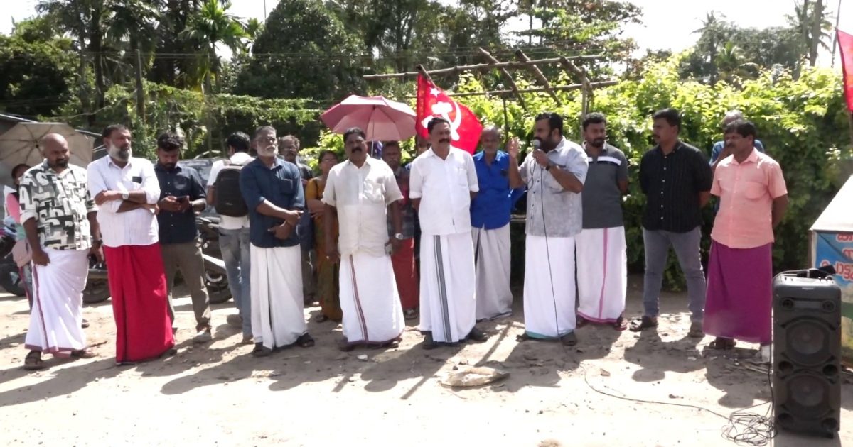കോട്ടപ്പുറം മൂത്തകുന്നം പൊട്ടിപ്പൊളിഞ്ഞ റോഡുകൾ എത്രയും വേഗത്തിൽ പുനർ നിർമ്മിക്കണമെന്നു ആവശ്യപ്പെട്ടുകൊണ്ട് സിപിഐഎം പ്രതിഷേധ സമരം സംഘടിപ്പിച്ചു