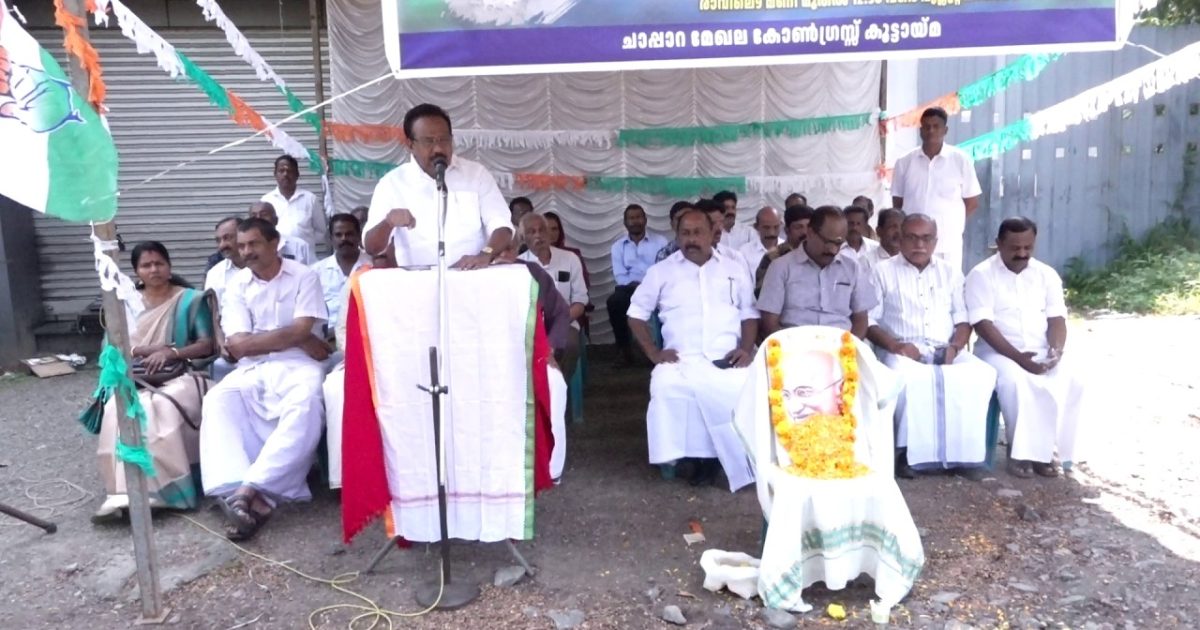കൊടുങ്ങല്ലുർ പുല്ലൂറ്റ് ചാപ്പാറ പ്രദേശത്തെ തകർന്ന റോഡുകൾ സഞ്ചാര യോഗ്യമാക്കണമെന്നാവശ്യപ്പെട്ട് കോൺഗ്രസ് കൂട്ടായ്മ ഗാന്ധിജയന്തി ദിനത്തിൽ ഉപവാസ സമരം നടത്തി