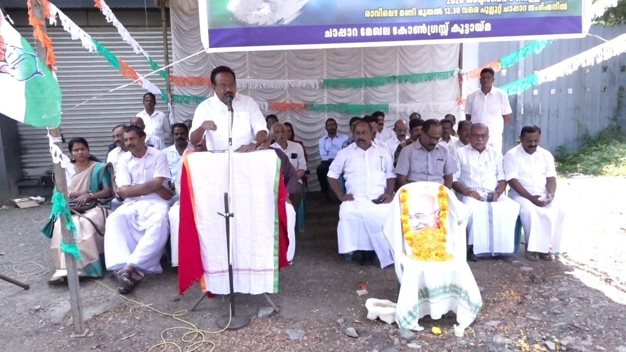 കൊടുങ്ങല്ലുർ പുല്ലൂറ്റ് ചാപ്പാറ പ്രദേശത്തെ തകർന്ന റോഡുകൾ സഞ്ചാര യോഗ്യമാക്കണമെന്നാവശ്യപ്പെട്ട് കോൺഗ്രസ് കൂട്ടായ്മ ഗാന്ധിജയന്തി ദിനത്തിൽ ഉപവാസ സമരം നടത്തി