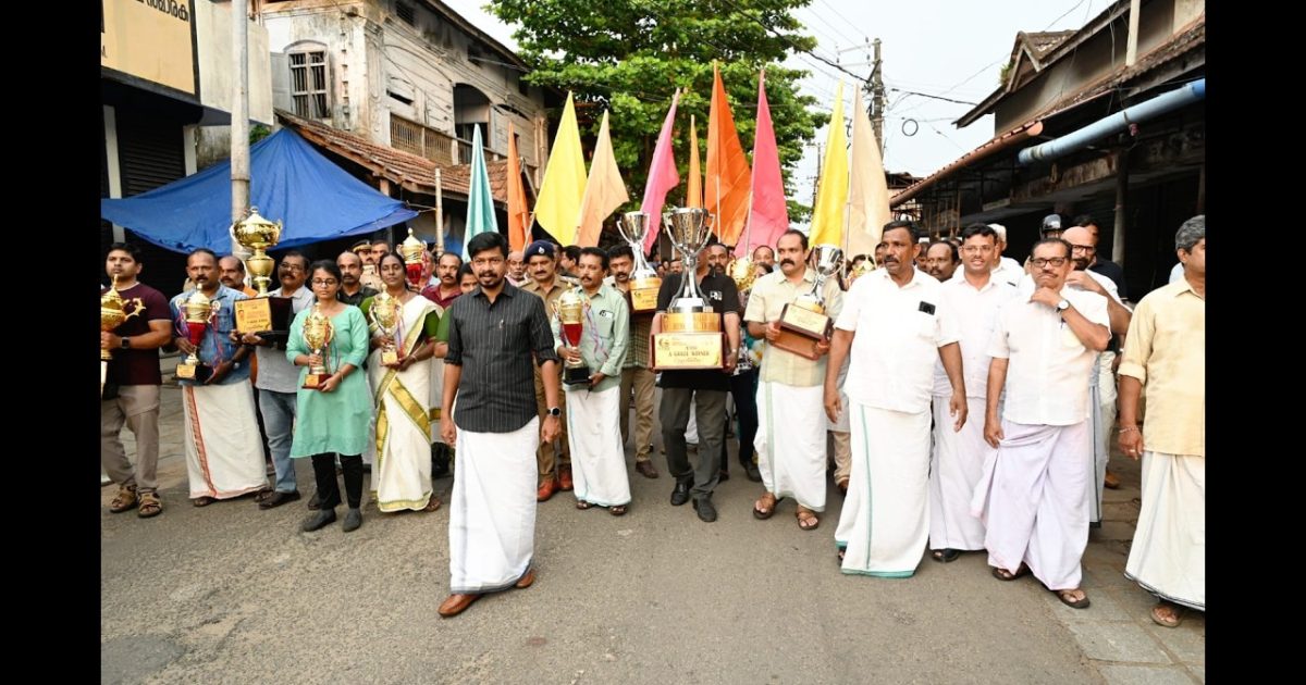 ചാമ്പ്യൻ ബോട്ട് ലീഗ് കോട്ടപ്പുറം ജലോത്സവത്തിന് ആവേശകരമായ തുടക്കം കുറിച്ചുകൊണ്ട് പ്രൗഢഗംഭീരമായ വിളംബര ജാഥ സംഘടിപ്പിച്ചു.