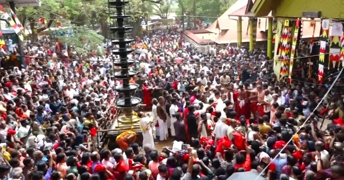 ചുട്ടുപൊള്ളുന്ന വേനൽ പകൽ സാക്ഷി, കാളിദാരിക യുദ്ധത്തിൻ്റെ പെരുമ്പറ മുഴക്കി ചെമ്പട്ടണിഞ്ഞ ശ്രീകുരുംബക്കാവിൽ കോഴിക്കല്ല് മൂടി.