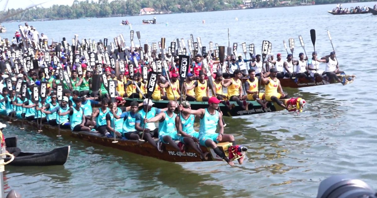 ചുണ്ടൻ വള്ളങ്ങളുടെ കാ​യ​ൽ പോ​രാ​ട്ട​ത്തി​ന് ആവേശകരമായ തുടക്കം