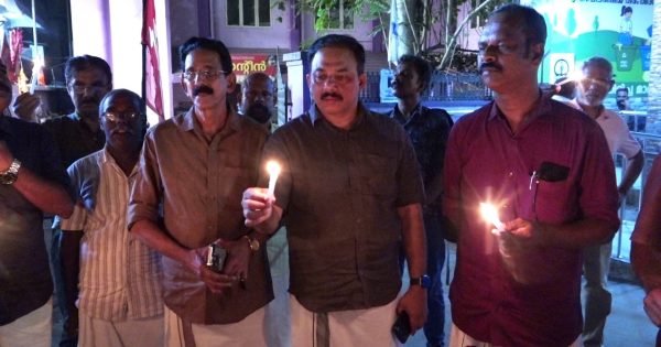ചൂട്ടുകളും അരിക്കൻ ലാമ്പും മെഴുകുതിരിയുമേന്തി സിപിഎമ്മിന്റെ നേതൃത്വത്തിൽ കൊടുങ്ങല്ലൂർ നഗരത്തിൽ വേറിട്ട പ്രതിഷേധം