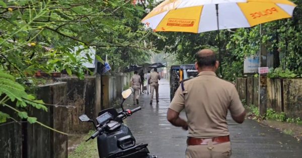 ചെന്ത്രാപ്പിന്നിയിൽ കടയടച്ച് വീട്ടിലേക്ക് പോകുന്നതിനിടെ വ്യാപാരിയുടെ സ്വർണ്ണമാല കവർന്നു.