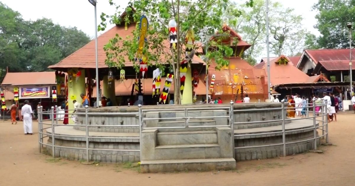 ചെമ്പട്ടണിഞ്ഞ് ഉറഞ്ഞുതുള്ളി ശ്രീകുരുംബക്കാവിലേക്ക് ഇരമ്പിക്കയറുന്ന കോമരക്കൂട്ടങ്ങൾക്കായി ക്ഷേത്രസങ്കേതത്തിലെ അവകാശത്തറകൾ ഒരുങ്ങി