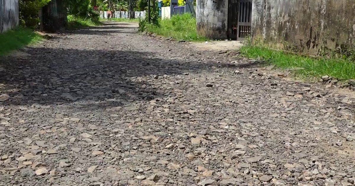 ടികെഎസ് പുരം ശ്രീകൃഷ്ണ ടെംപിൾ റോഡ് മുതൽ പടന്ന വരെയുള്ള റോഡ് പൊളിച്ചിട്ടിരിക്കുന്നത് യാത്രക്കാർക്ക് ദുരിതമാകുന്നു.