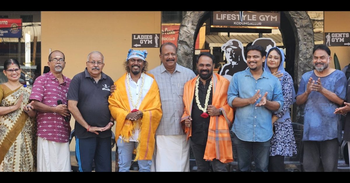 ഐസുകട്ടയിൽ പെയിന്റ് ചെയ്ത് 70 അടി വലുപ്പത്തിൽ മഹാദേവ ചിത്രം തീർത്ത ഡാവിഞ്ചി സുരേഷിനെ കൊടുങ്ങല്ലൂർ ലൈഫ് സ്റ്റൈൽ ജിം ആദരിച്ചു.