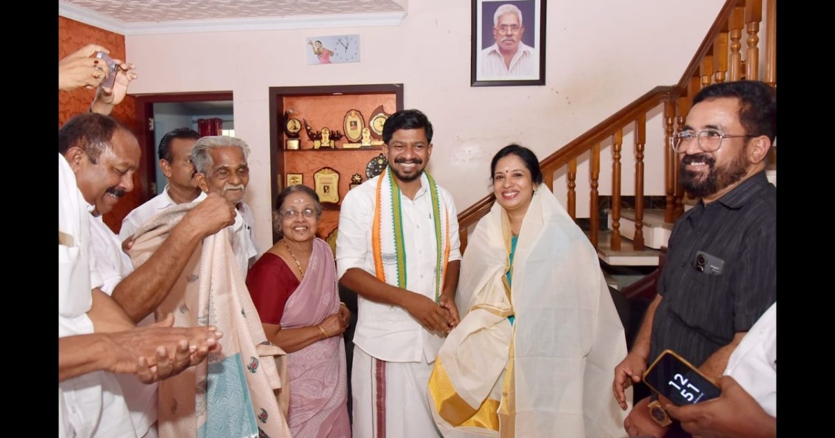 കേന്ദ്ര സാസ്കാരിക വകുപ്പിന്റെ ഈ വർഷത്തെ മോഹിനിയാട്ടം സീനിയർ ഫെല്ലോഷിപ്പ് ലഭിച്ച ഡോ കലാമണ്ഡലം ധനുഷയെ യുവജനക്ഷേമ കായിക മന്ത്രി ഒ. ജെ ജനീഷ് അനുമോദിച്ചു.