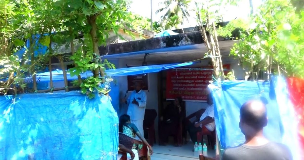 ദമ്പതികൾ ആശുപത്രിയിലായിരിക്കെ കൊടുങ്ങല്ലൂരിൽ വീട് ജപ്തി ചെയ്തു; പ്രതിഷേധക്കാർ പൂട്ട് പൊളിച്ച് വീട്ടിൽ കയറ്റി