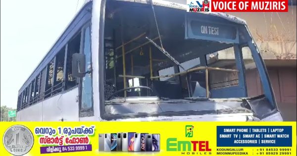 ദേശീയ പാതയിൽ കെ.എസ്.ആർ.ടി.സി ബസ് ഇലക്ട്രിസിറ്റി പോസ്റ്റിലിടിച്ച് അപകടം.