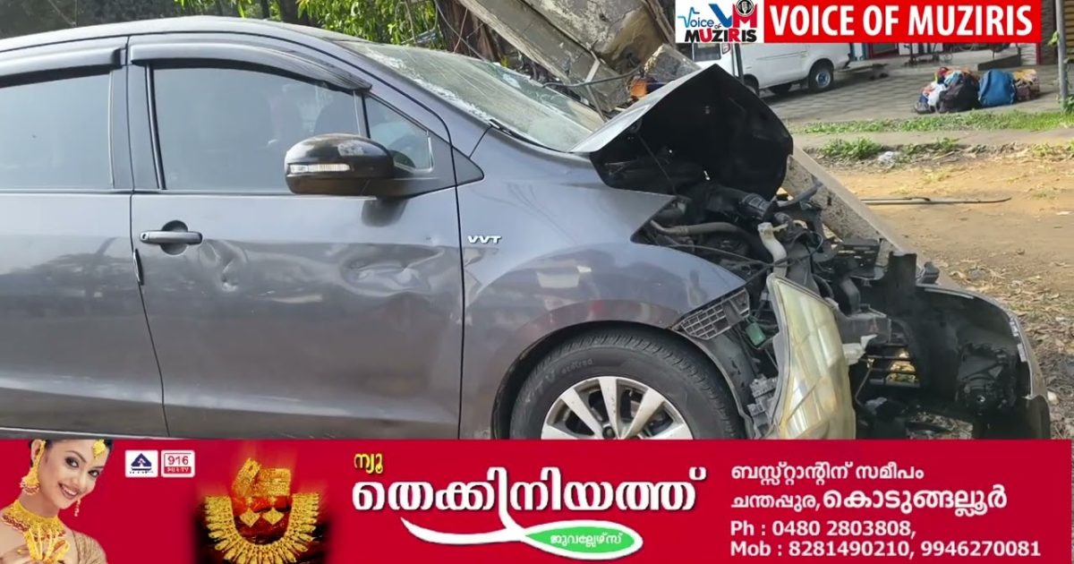 ദേശീയപാത 66 ശ്രീനാരായണപുരത്ത് നിയന്ത്രണം വിട്ട കാർ ഇലക്ട്രിക്ക് പോസ്റ്റിലിടിച്ചു.