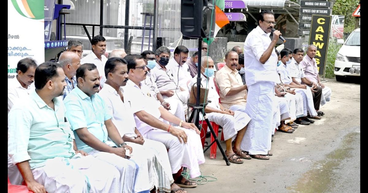 ദേശീയപാത സർവീസ് റോഡിലെ ഗതാഗതക്കുരുക്ക് അവസാനിപ്പിക്കുക,രൂക്ഷമായ പൊടിശല്യത്തിന് പരിഹാരം കാണുക,ആറുവരിപ്പാത നിർമാണത്തിലെ അപാകത ഒഴിവാക്കുക:കോൺഗ്രസ്