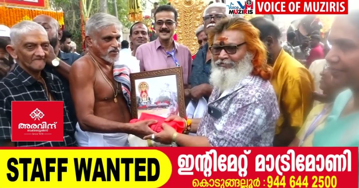നായത്തോട് സന്തോഷ് കുമാറിനെ മുൻ ക്ഷേത്രം ഉപദേശക സമിതി ആദരിച്ചു