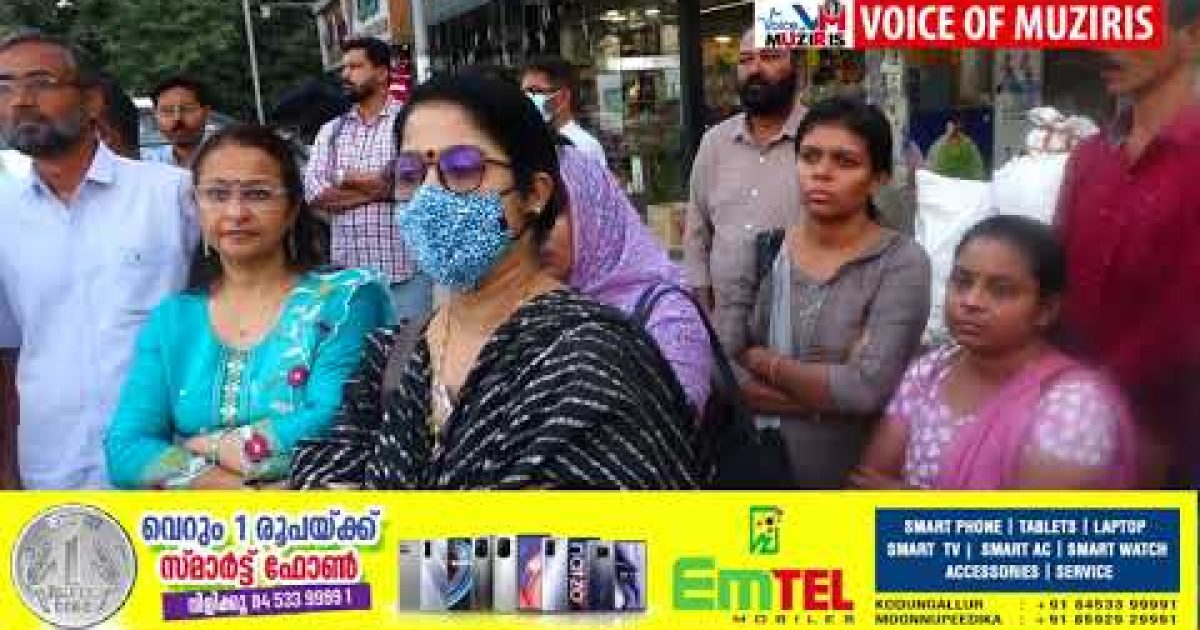 നിയമ ഭേദഗതി ബിൽ പാർലമെന്റിൽ അവതരിപ്പിച്ച് പാസാക്കിയതിൽ പ്രതിഷേധിച്ച് ബാങ്ക് ഇൻഷുറൻസ് മേഖലയിൽ പ്രവർത്തിക്കുന്ന മുഴുവൻ ജീവനക്കാരും കൊടുങ്ങല്ലൂരിൽ പ്രധിഷേധ കൂട്ടായ്മ സംഘടിപ്പിച്ചു