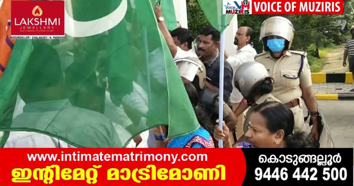 നിര്‍മാണം പൂര്‍ത്തീകരിക്കാതെ ടോള്‍ പിരിക്കാനുള്ള നീക്കത്തിനെതിരെ നാട്ടിക ടോൾ ബൂത്തിൽ പ്രതിഷേധവുമായി യുഡിഎഫ്, പ്രവര്‍ത്തകരെ അറസ്റ്റ് ചെയ്ത് നീക്കി