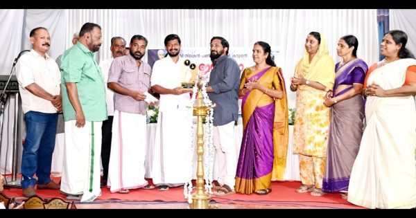പതിനഞ്ചാമത് ജാതിക്കുമ്മി കവിത പുരസ്കാരം പണ്ഡിറ്റ് കറുപ്പൻ അനുസ്മരണ സമ്മേളനത്തിൽ ഡെറിപോളിന് മന്ത്രി ഒജെ ജെനീഷ് സമ്മാനിച്ചു