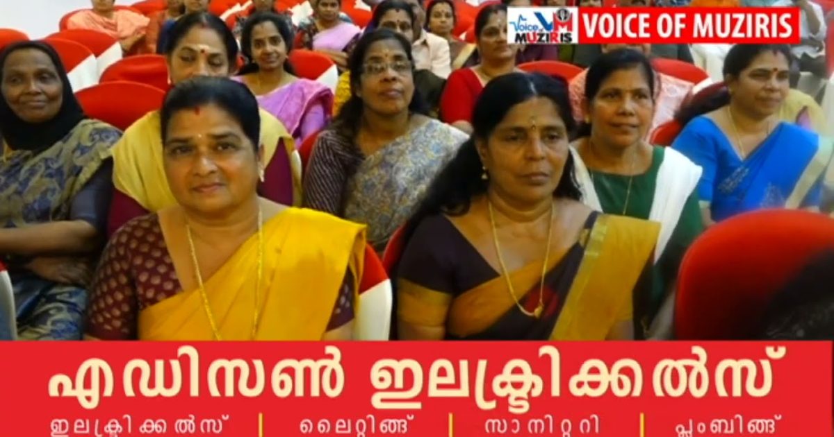 പനങ്ങാട് ഹയർ സെക്കൻ്ററി സ്കൂളിൽ 1984 വർഷത്തെ പൂർവ്വ വിദ്യാർത്ഥി സംഘടനയായ ഓർമ്മക്കൂട്ടിൻ്റെ നേതൃത്വത്തിൽ സർവ്വീസിൽ നിന്നും വിരമിച്ചവരെ ആദരിച്ചു.