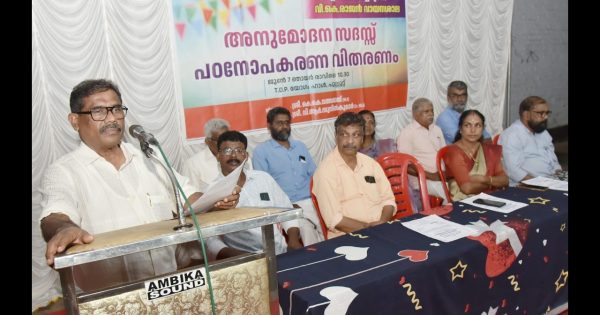 പുല്ലൂറ്റ് അല്ലെണ്ടെ തിയ്യേറ്റർസിൻ്റെയും വി. കെ.രാജൻ വായന ശാലയുടെയും ആഭിമുഖ്യത്തിൽ എസ് എസ് എൽ സി,പ്ലസ് ടു പരീക്ഷയിൽ ഉന്നത വിജയം നേടിയ വിദ്യാർത്ഥികളെ ആദരിച്ചു.