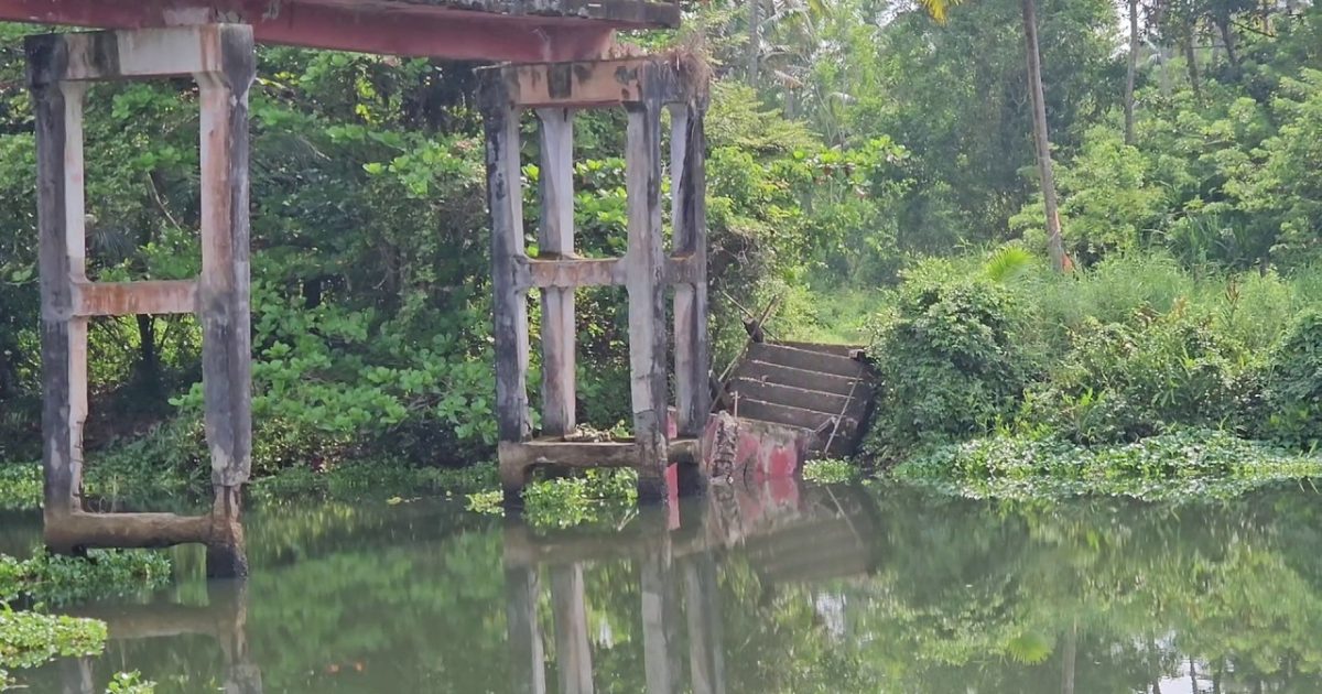 പെരിഞ്ഞനം പടിയൂർ പഞ്ചായത്തുകളെ ബന്ധിപ്പിക്കുന്ന ചക്കരപ്പാടം – മഴുവ്വഞ്ചേരി നടപ്പാലം തകർന്നുവീണു