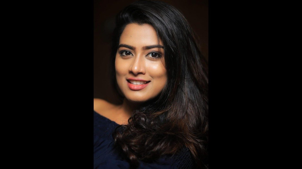പ്രശസ്ത സിനിമ നടി ഡയാനാ ഹമീദ് എംടെൽ മൊബൈൽസിൽ ‘vivo $2’ ലോഞ്ചിങ് നിർവഹിച്ചു