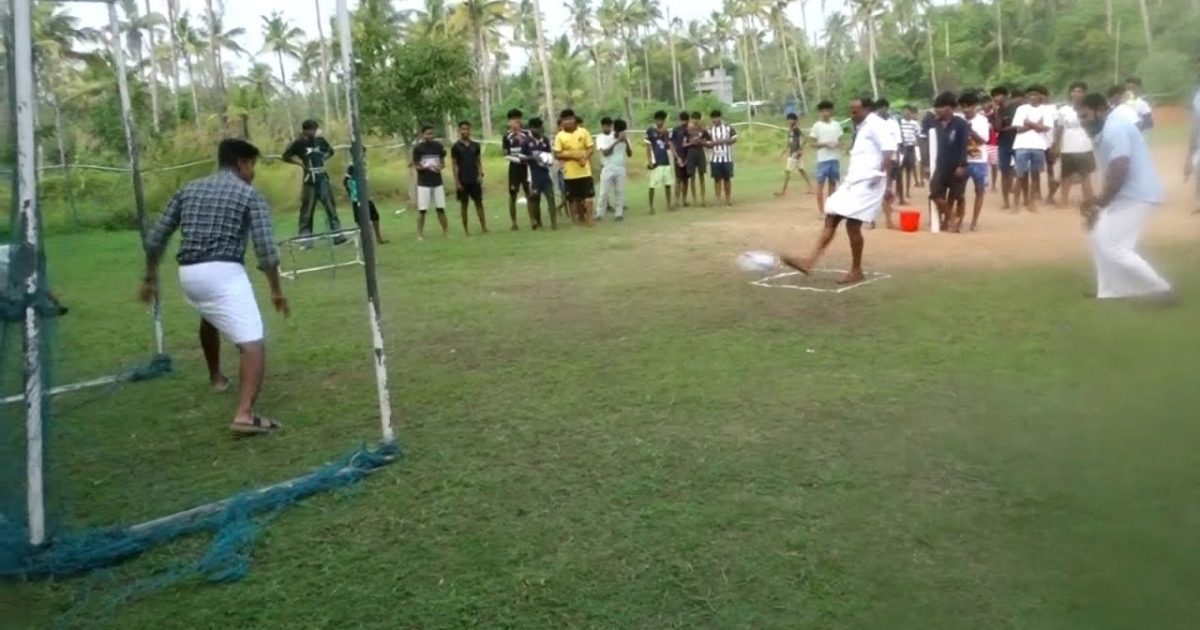 കൊടുങ്ങല്ലൂർ നഗരസഭ 20 ാം വാർഡ് തിരുവഞ്ചിക്കുളം ldf സ്ഥാനാർത്ഥി എം എസ് വിനയകുമാറിന്റെ ഇലക്ഷൻ പ്രചരണത്തിന്റെ ഭാഗമായി ഫുട്ബോൾ ഷൂട്ട് ഔട്ട് വിത്ത് കാൻഡിഡേറ്റ് മത്സരം സംഘടിപ്പിച്ചു