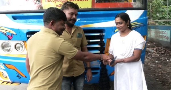 ബസ് ജീവനക്കാരുടെ സത്യസന്ധതയിൽ സൂര്യ ഉണ്ണികൃഷ്ണനു ലഭിച്ചത് യാത്രക്കിടെ നഷ്‌ടപ്പെട്ട ഒരു പവനോളം വരുന്ന സ്വർണ്ണ കൈചെയിൻ.