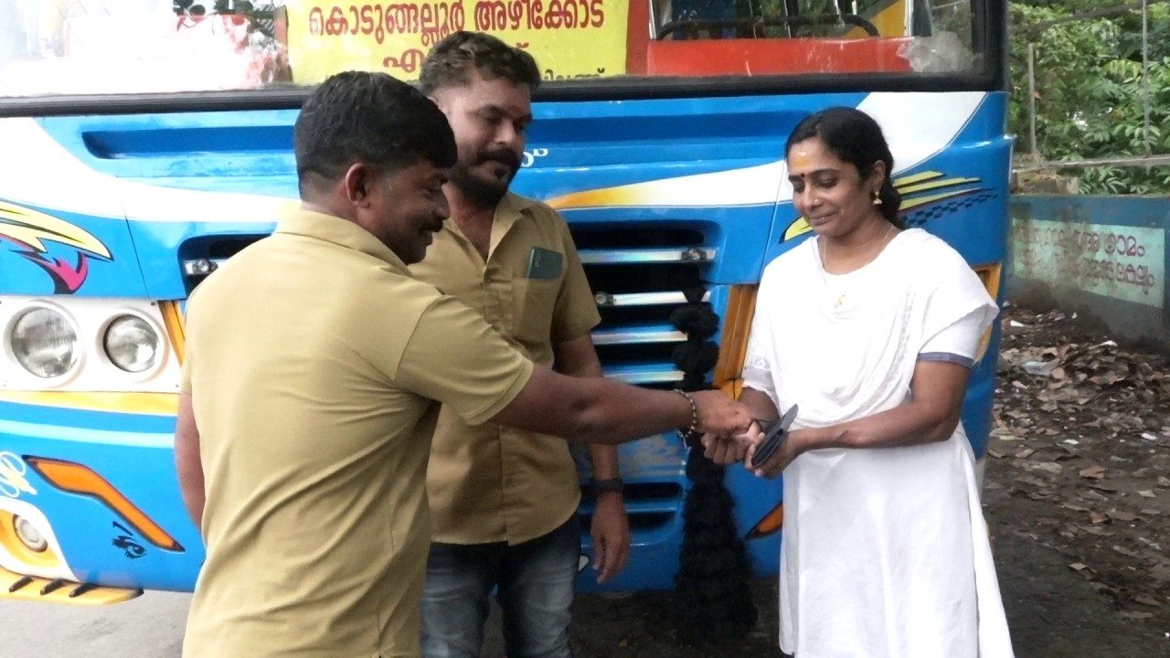 ബസ് ജീവനക്കാരുടെ സത്യസന്ധതയിൽ സൂര്യ ഉണ്ണികൃഷ്ണനു ലഭിച്ചത് യാത്രക്കിടെ നഷ്‌ടപ്പെട്ട ഒരു പവനോളം വരുന്ന സ്വർണ്ണ കൈചെയിൻ.