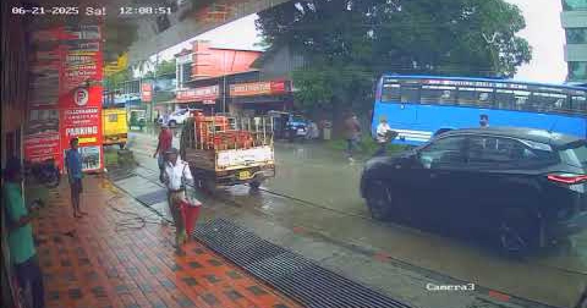 ബസ് സ്റ്റോപ്പിലേക്ക് ബസ് ഇടിച്ചു കയറി മൂന്ന് പേർക്ക് പരിക്ക്