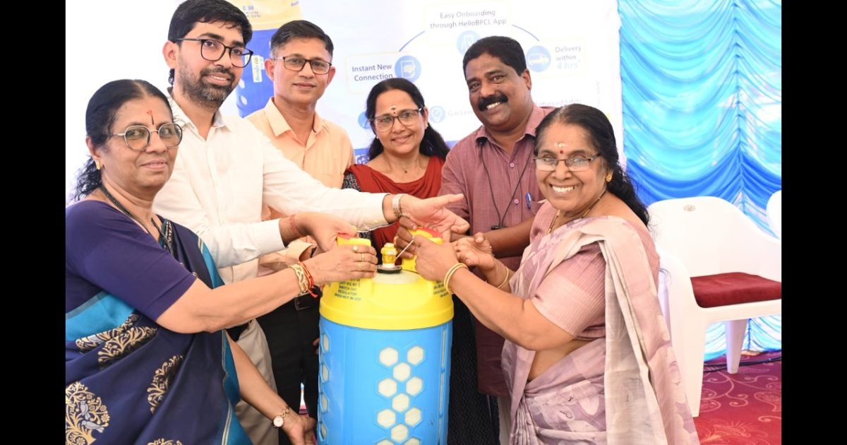 ഭാരത് ഗ്യാസ് ലൈറ്റ് സിപ് ജില്ലാതല വിതരണോദ്ഘാടനം കൊടുങ്ങല്ലൂരിലെ ഭാരത് ഗ്യാസ് വിതരണക്കാരായ പരാശക്തി ഏജൻസിയിൽ നടന്നു.