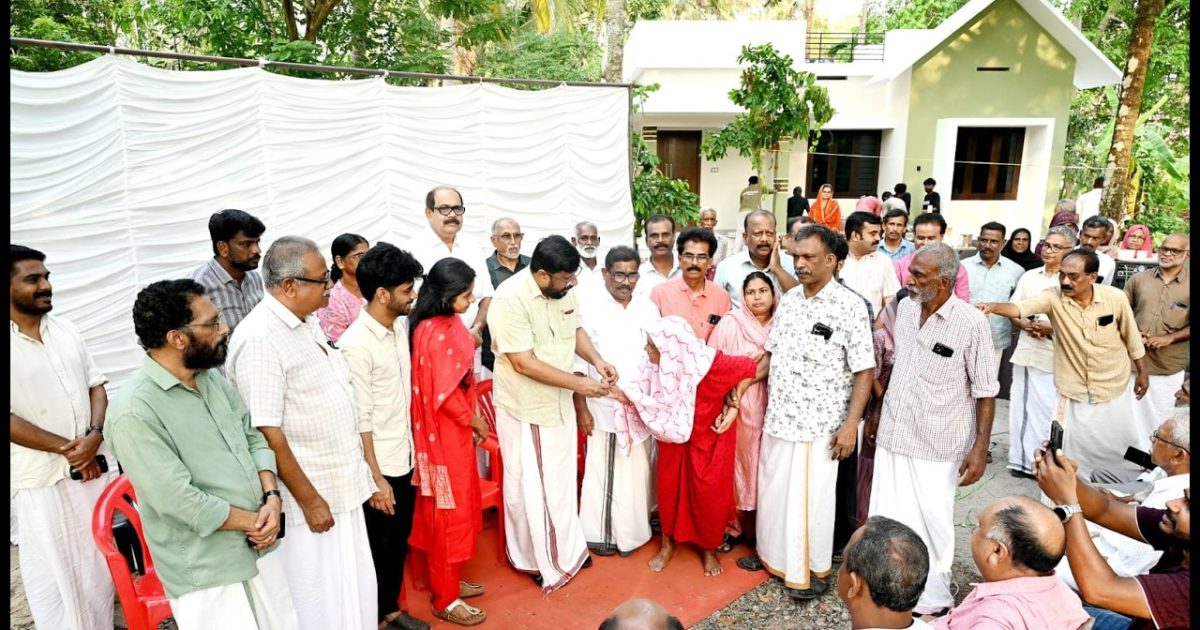 മകൻറെ വിവാഹം ലളിതമാക്കി നിർധന കുടുംബത്തിന് വീട് ഒരുക്കി പൊതുപ്രവർത്തകൻ