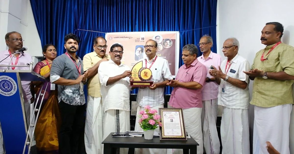 മതിലകം ചങ്ങാതിക്കൂട്ടം കലാസാഹിത്യ സമിതി ഏർപ്പെടുത്തിയ ഷാജി കെ. അബ്ദു സാഹിത്യ പുരസ്കാരം നാടകകൃത്തും സംവിധായകനും കഥാകൃത്തുമായ ബഷീർ തൃപ്പേക്കുളത്തിന് സമ്മാനിച്ചു.