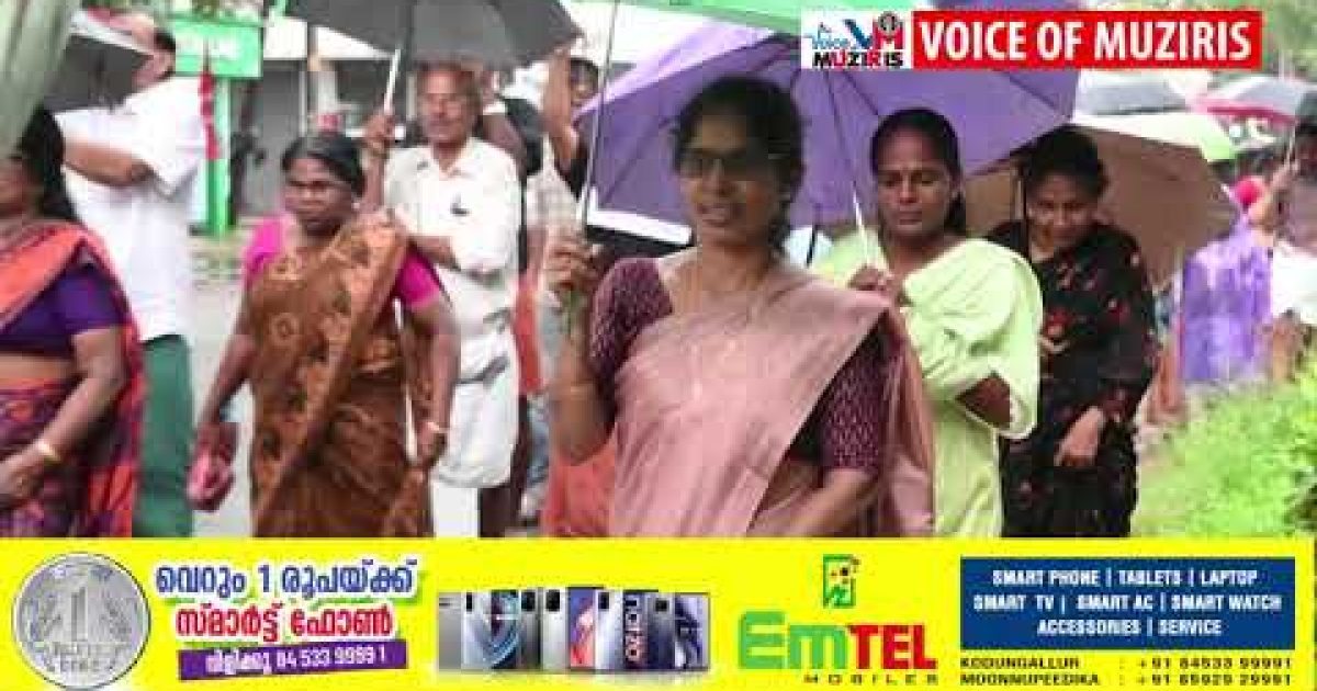 മതിലകം പഞ്ചായത്തിലെ ഓണച്ചമ്മാവ് റോഡ് സഞ്ചാരയോഗ്യമാക്കണമെന്ന് ആവശ്യപ്പെട്ട് പ്രദേശവാസികൾ ജനകീയ സമിതിയുടെ നേതൃത്വത്തിൽ റോഡ് ഉപരോധിച്ചു
