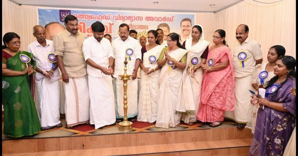 മത്സ്യഫെഡ് വിദ്യാഭ്യാസ അവാർഡ് 2026 മികവ് യുവജനക്ഷേമ കായിക രെജിസ്ട്രേഷൻ പുരാവസ്തു മ്യൂസിയം വകുപ്പ് മന്ത്രി ഒ. ജെ. ജെനീഷ് ഉദ്ഘാടനം ചെയ്‌തു.