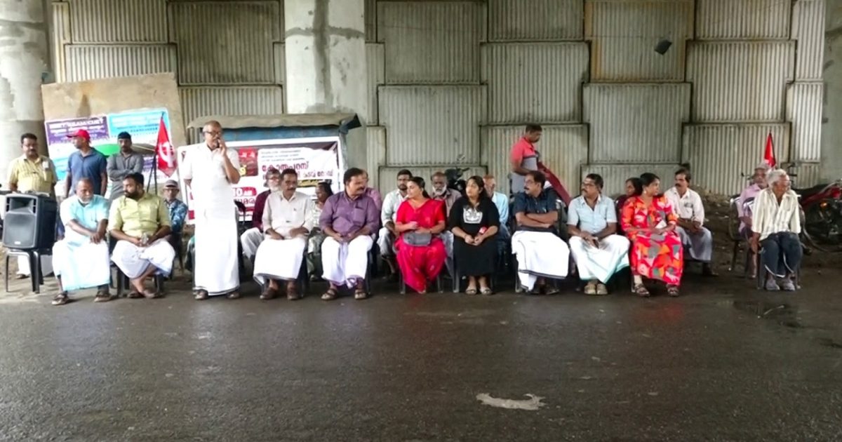 മാന്തുരുത്തി കടവ് റോഡ് നന്നാക്കുവാൻ പ്രതിഷേധ സമരം നടത്തി.